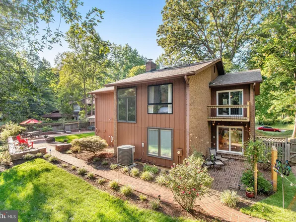 3229 Amberley Ln, Fairfax, VA 22031
