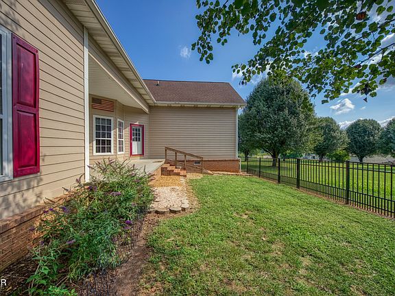 5th image of 1833 Edward Dr