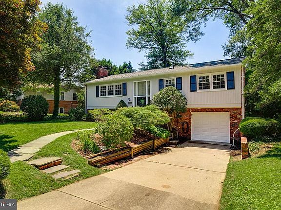 1 car garage with long driveway