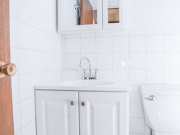 2nd image of 2829 N Cambridge Ave #305