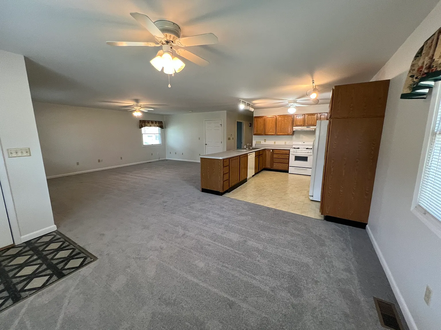 3 bed, 1638 sqft, $1,300 — Photo 2