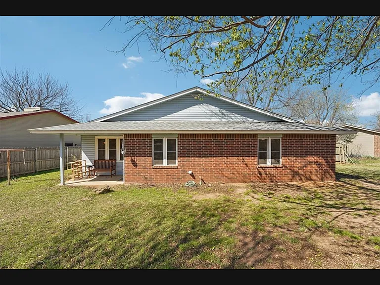 813 Ash Ct — Photo 3