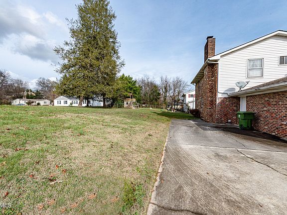 4th image of 907 Willow Dr