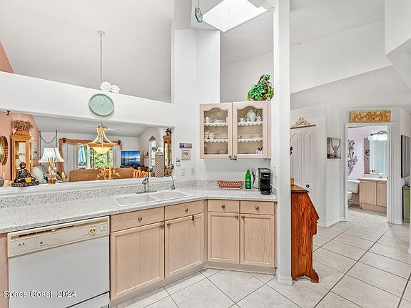 4th image of 832 Poinsetta Dr