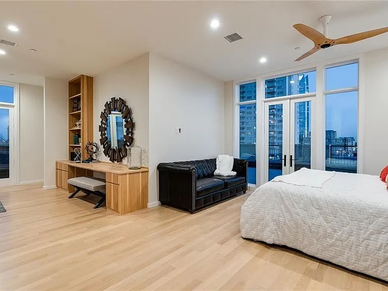 701 N Hudson Ave #500 — Photo 3