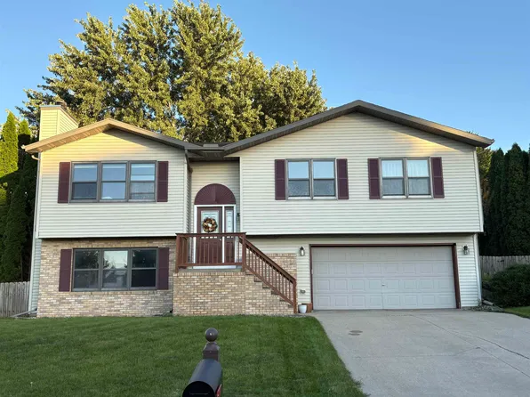 622 N Woods Edge Dr, Oregon, WI 53575