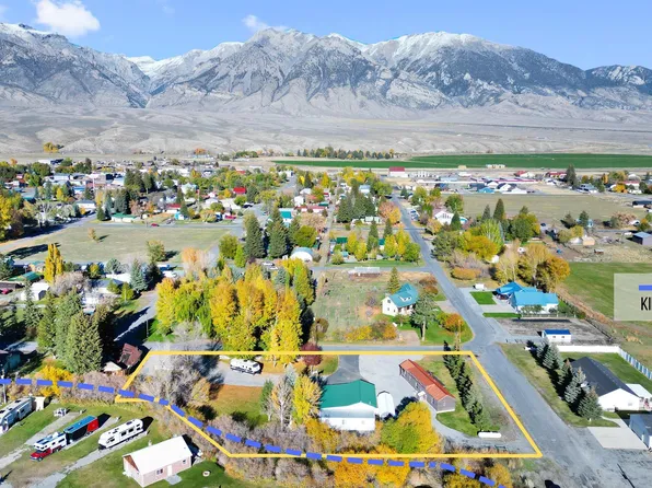 107 & 109 Willow St, Mackay, ID 83251