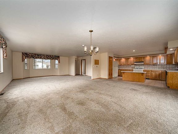 5th image of 760 Ponderosa Dr