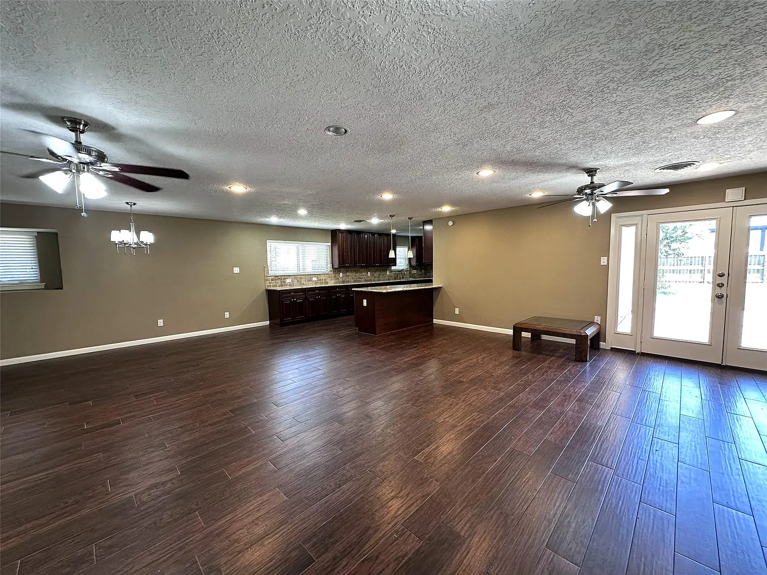 3 bed, 2.0 bath, 1891 sqft, $2,600 — Photo 2