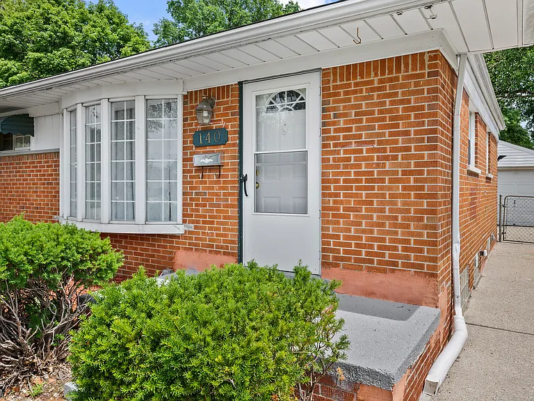 140 Hubbard St — Photo 3