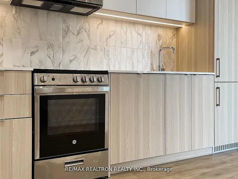500 Dupont St #301 — Photo 24
