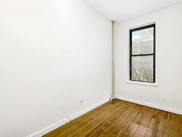 302 E 3rd St #2R — Photo 4