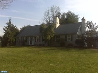 2 Lake Dr, Thornton, PA 19373