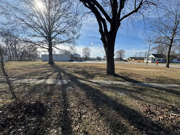 823 N Elm St, Centralia, IL 62801