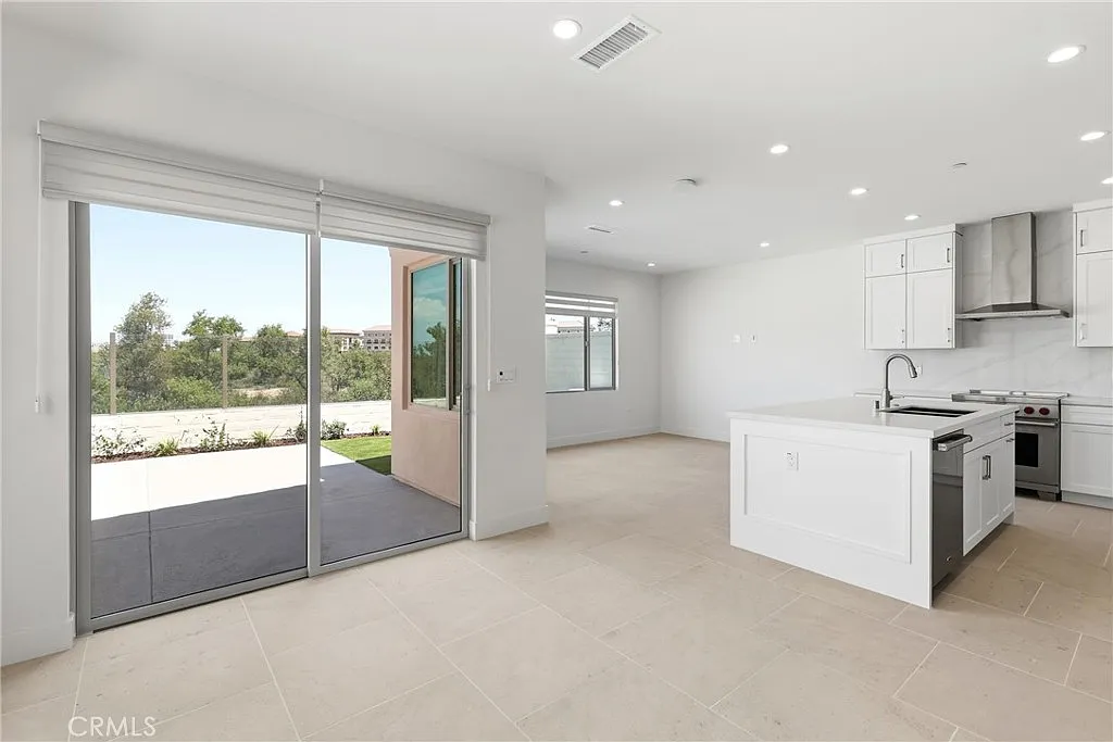 3 bed, 2.5 bath, 1493 sqft, $6,200 — Photo 4