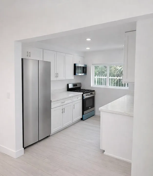 330 S Kenmore Ave #10