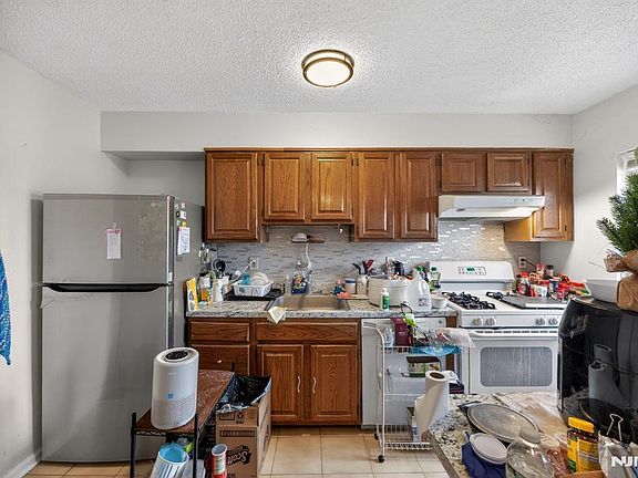 3rd image of 243 Johnson Ave APT L4