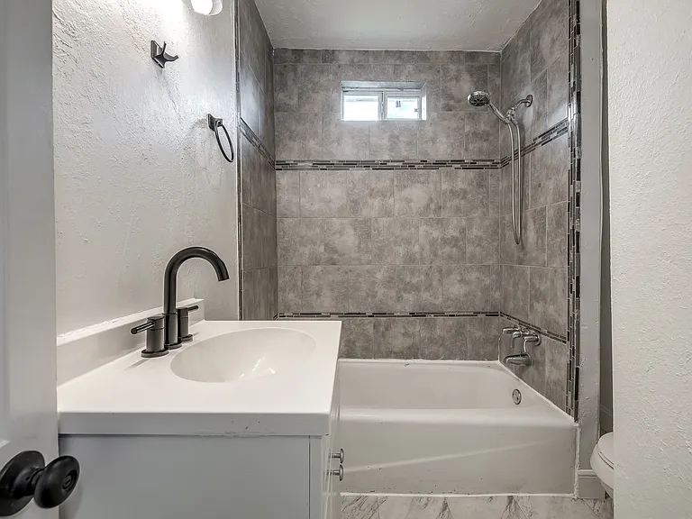 208 E Carson St — Photo 28