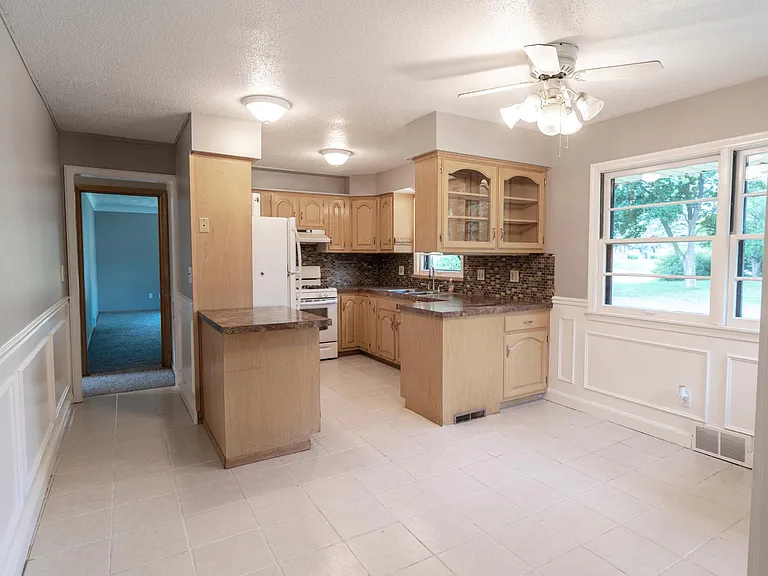 2241 Oxford St N #1 — Photo 9
