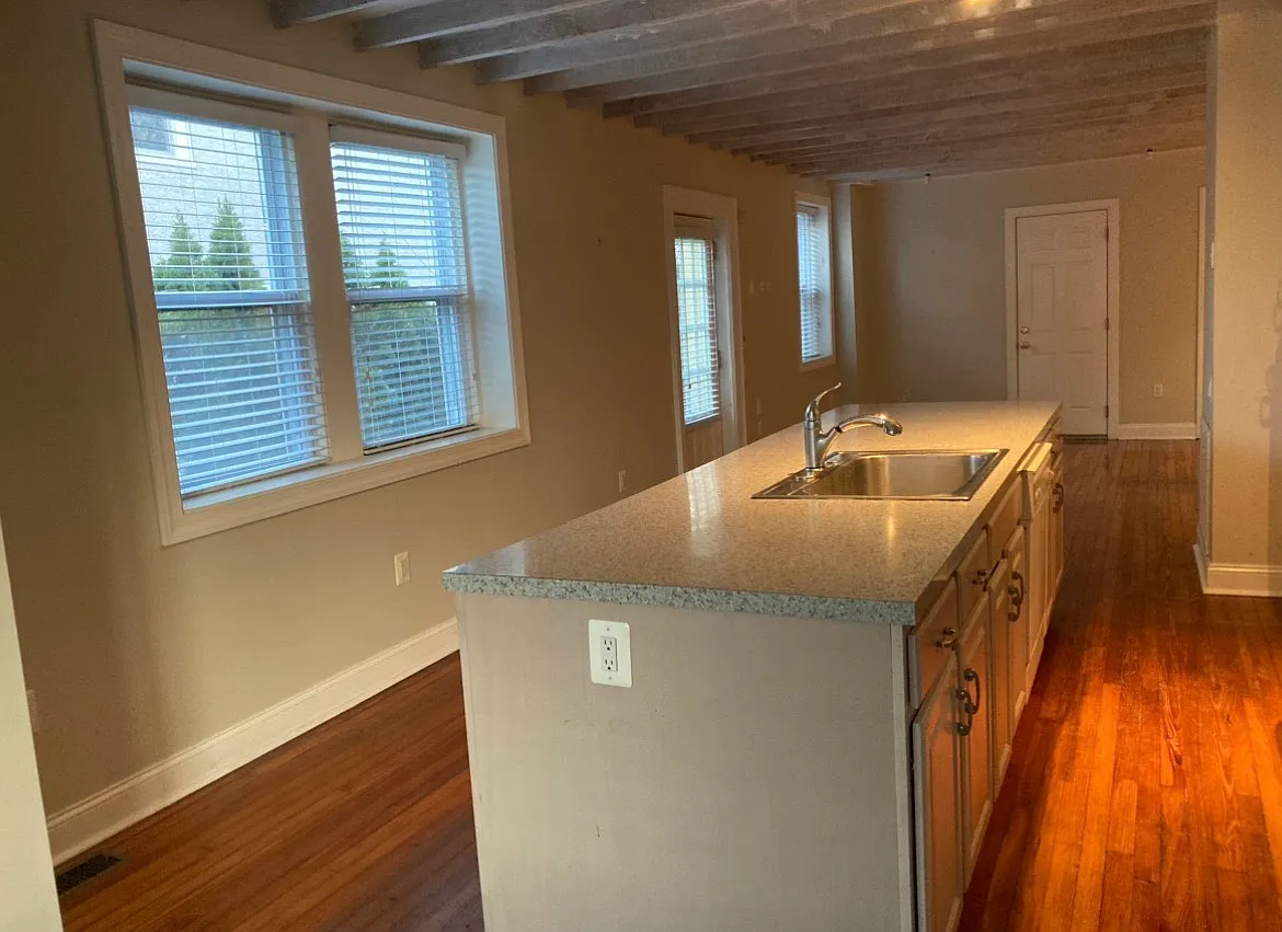3 bed, 1600 sqft, $3,200 — Photo 2