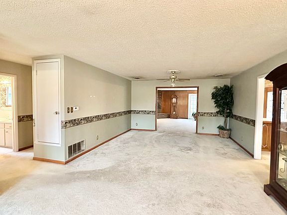 3rd image of 2401 Cherry Ave