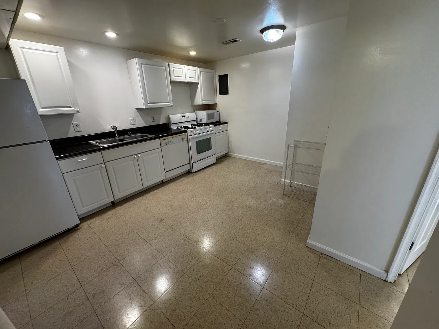 1 bed, 1200 sqft, $1,095 — Photo 3
