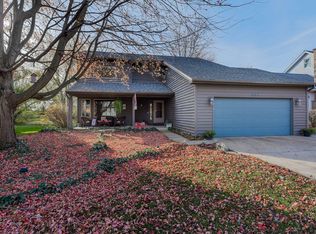 101 N Whispering Hills Dr, Naperville, IL 60540