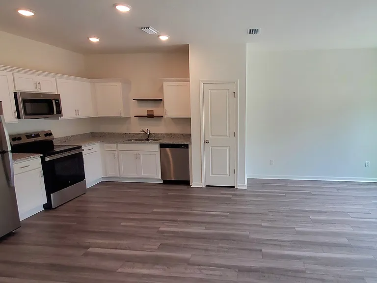 1704 Scarlett Maple St — Photo 3