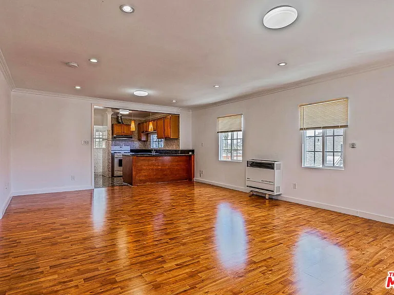 110 S Alexandria Ave — Photo 4