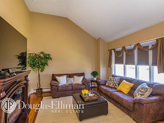 2nd image of 2988 Brentwood Ct
