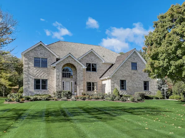 25248 N Cayuga Trl, Lake Barrington, IL 60010