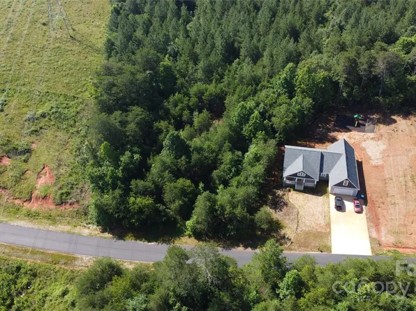 4176 River Run Cir, Hickory, NC 28602