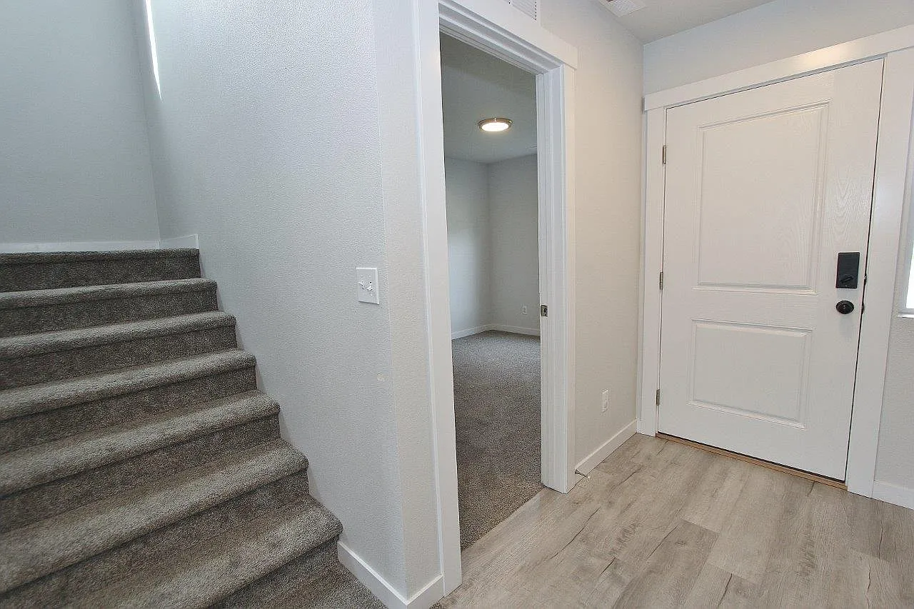 4 bed, 2.5 bath, 2010 sqft, $2,700 — Photo 2