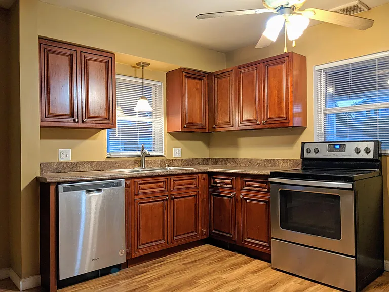 543 Woodbury Ave — Photo 6