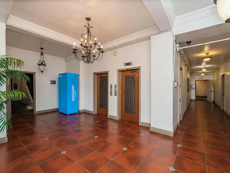Chateau Nob Hill Apartments — Photo 6