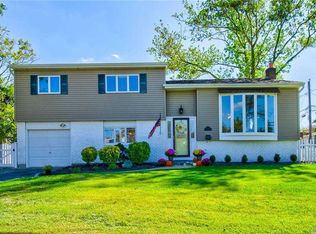 1 Lafayette Pl, Massapequa, NY 11758