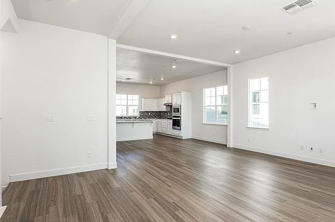 4 bed, 3.5 bath, 2402 sqft, $5,150 — Photo 2