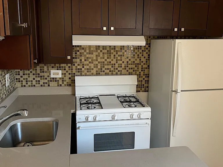 3710-220 N Pine Grove Ave — Photo 5