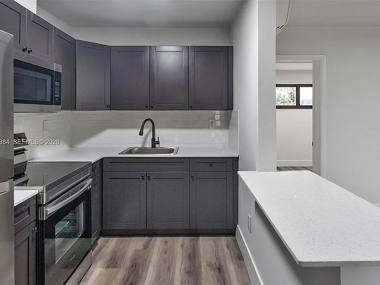 4037 SW 65th Ave #11 — Photo 8