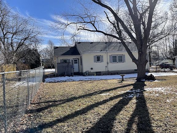 3rd image of 903 Illinois Ave