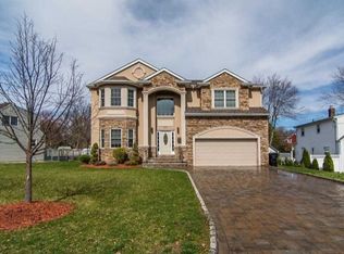 203 Coombs Dr, Paramus, NJ 07652