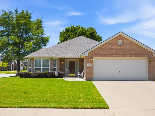 301 Mary Kay Ct, Burleson, TX 76028