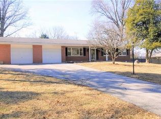 6 Sassafras Ln, Saint Louis, MO 63135