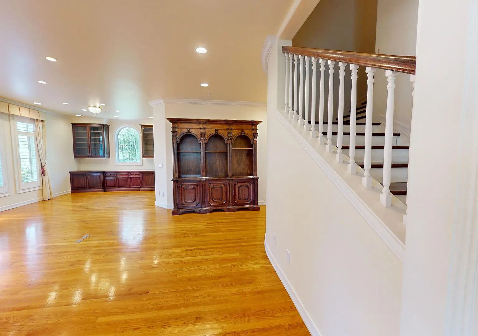 Spacious 4-bedroom 4.5 bath Home in a Gated Complex — Photo 3