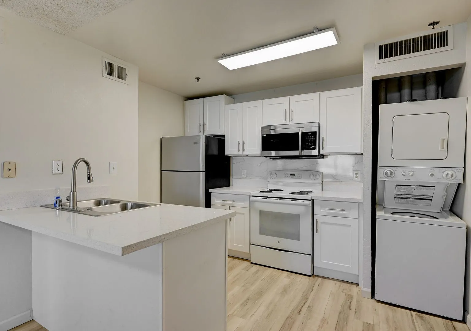 Beautifully Remodeled 1 Bedroom Condo - Close to UNLV Campus — Photo 4