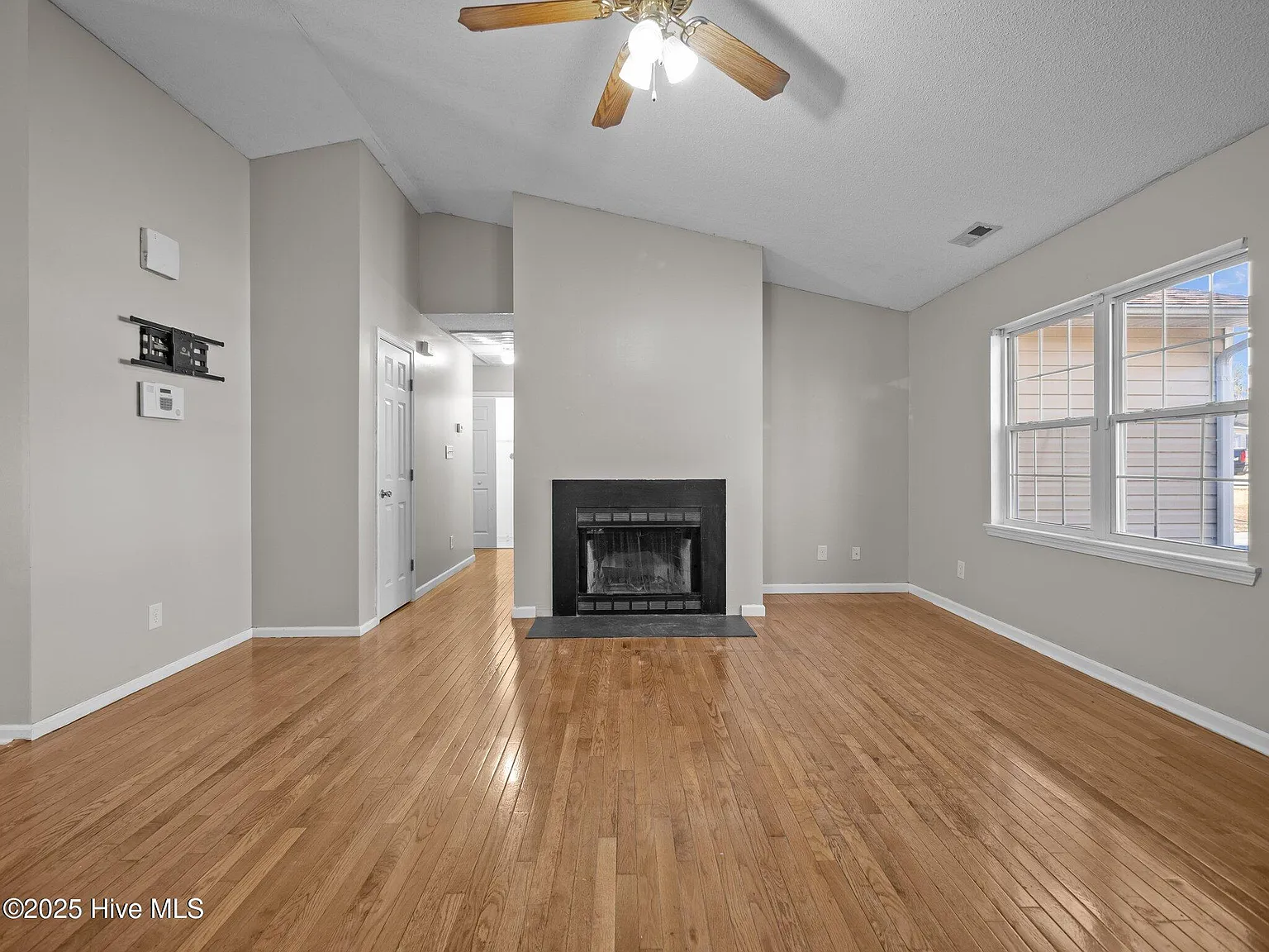 3 bed, 2.0 bath, 1268 sqft, $1,800 — Photo 4