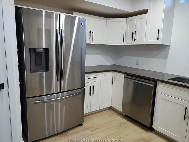 631 Holburn St #LOWER — Photo 2