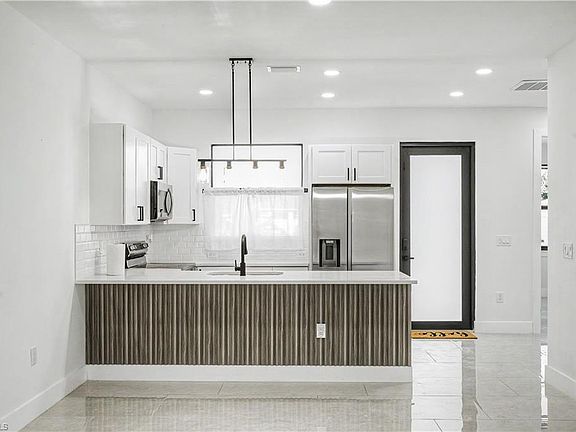 3rd image of 873 Eisenhower BLVD