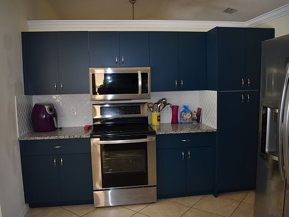 3rd image of 952 SE Damask Ave
