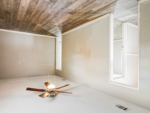 3rd image of 2983 Woodside Dr